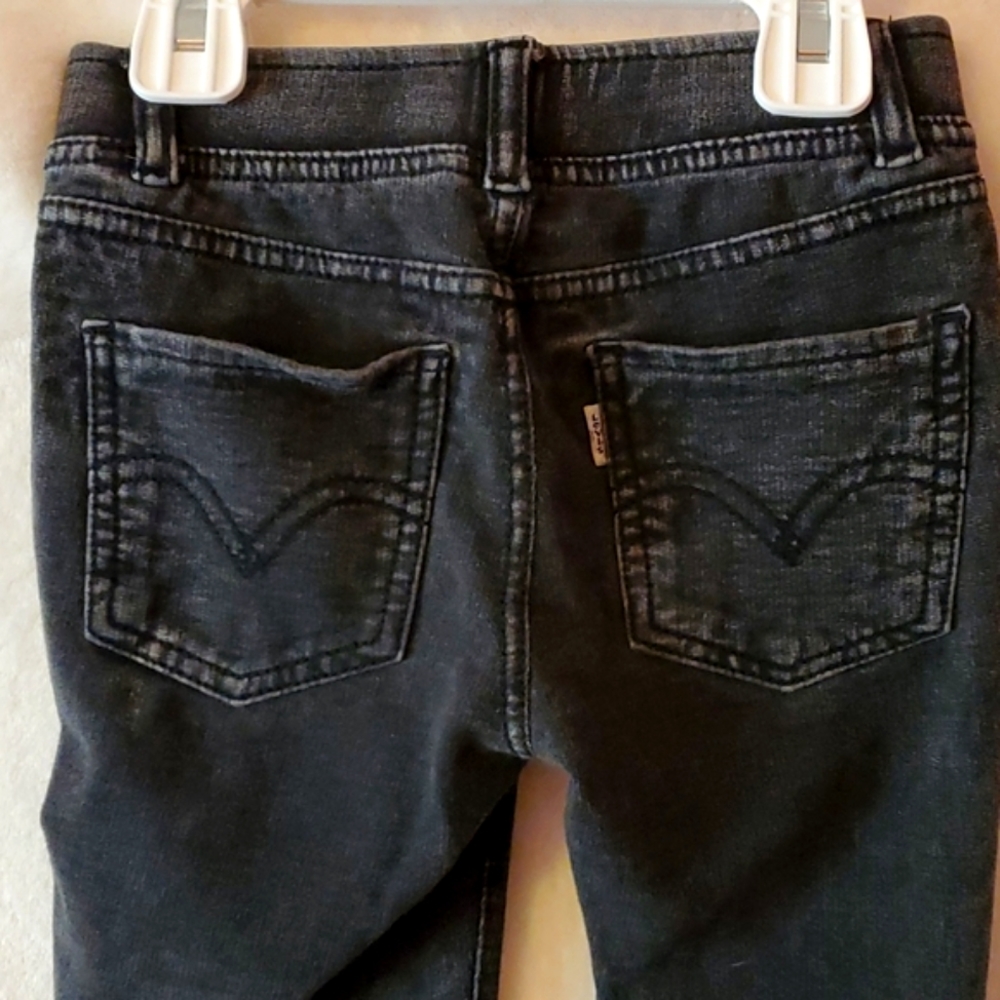 💜 2/$10 Levi's distressed legging